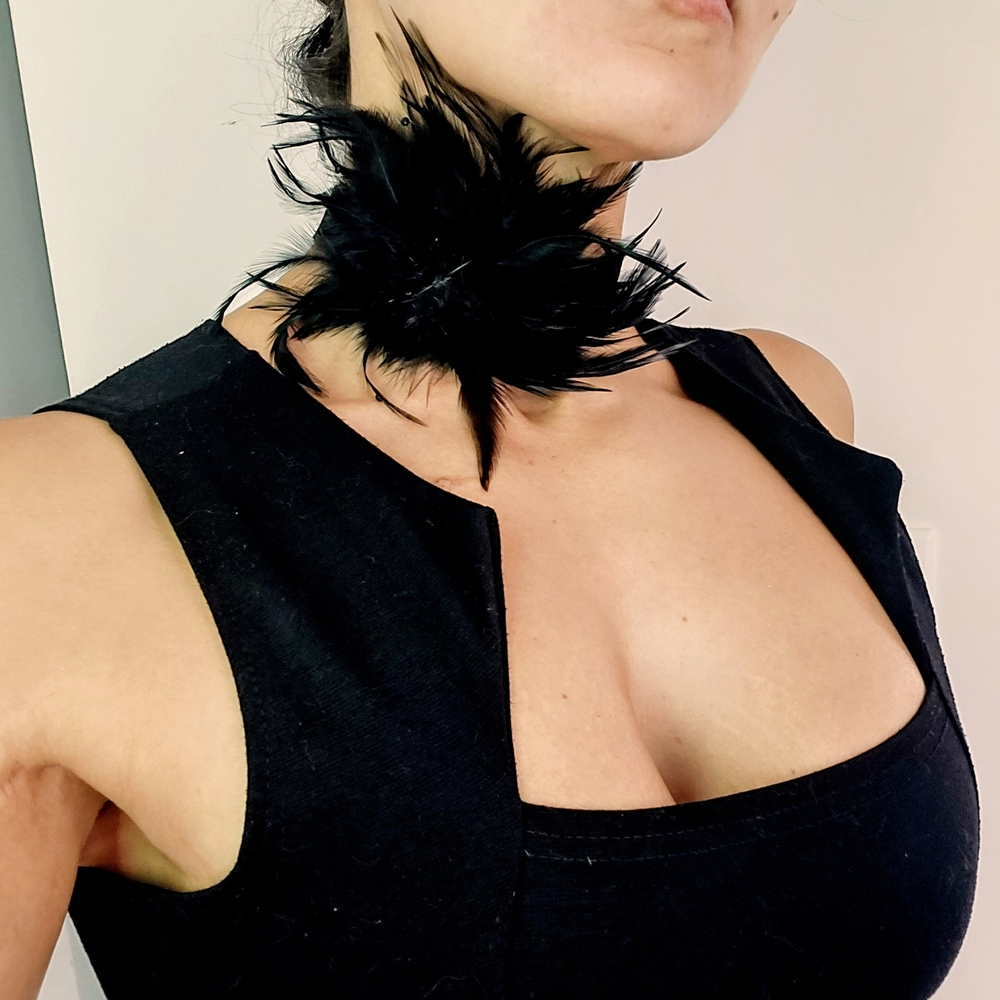 Elegant Black Feather & Rhinestones Choker - Picture 11 of 11